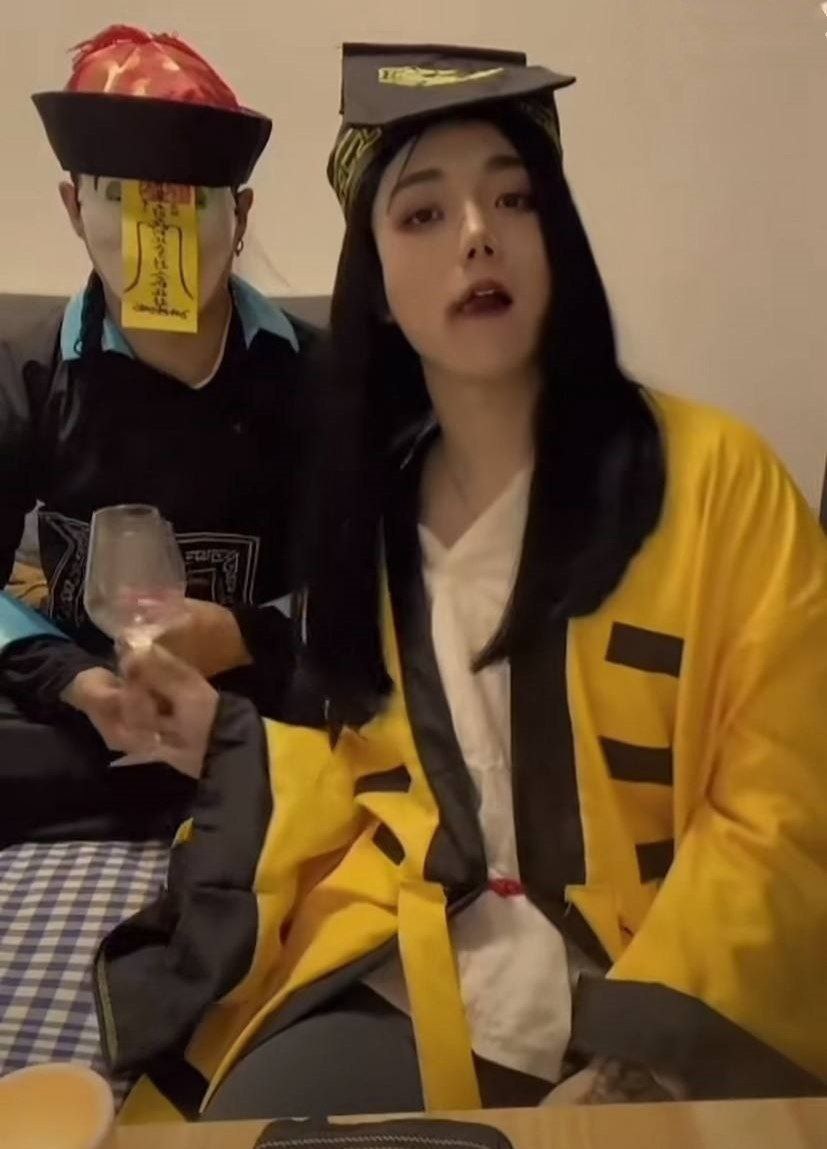 抖音老瓜又翻红 小麒cos崂山道士喝酒开喷口吐芬芳脏话连篇却爆火全网 - 图片