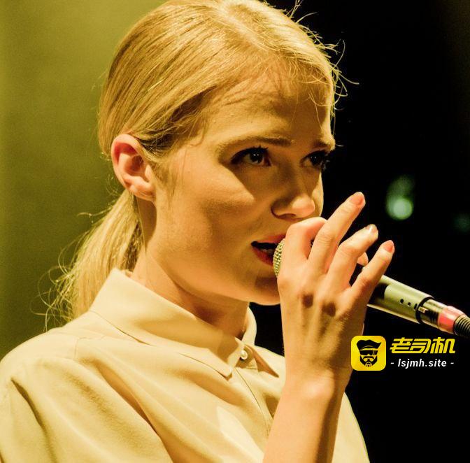 #Florrie歌手TikTok直播打鼓时下体走光 - 图片