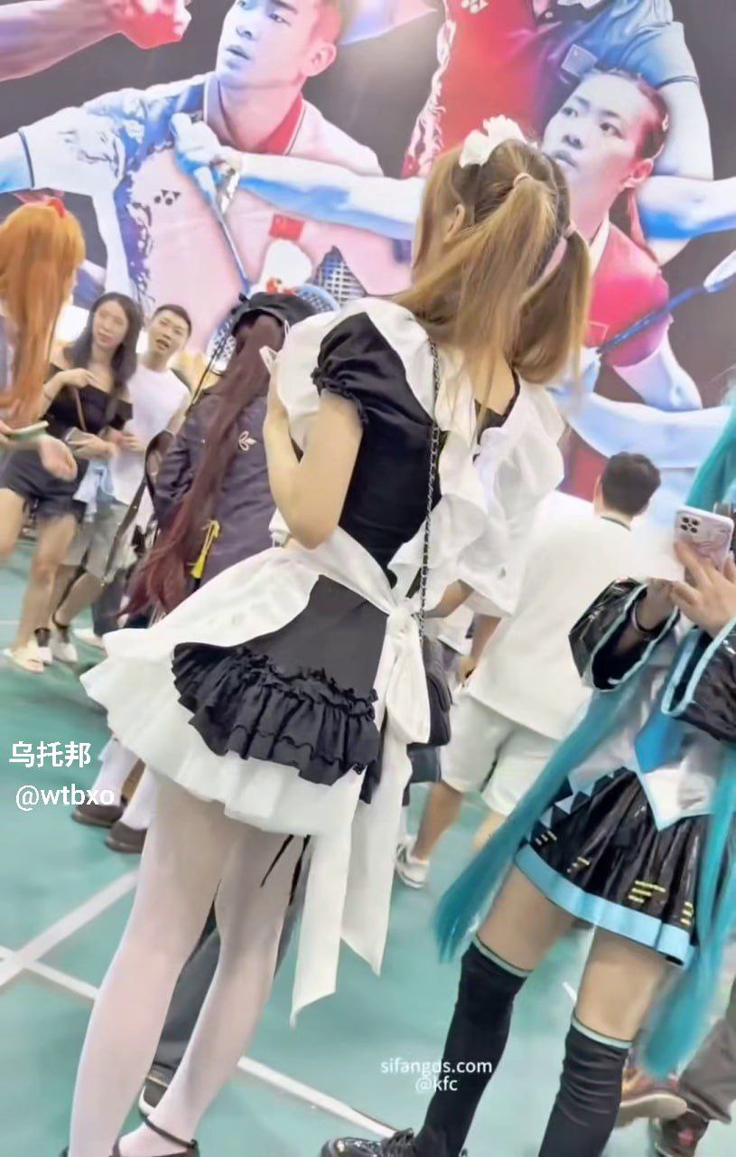 抄底抖音cos妹妹 小狸花包 尾女仆可爱学生妹 白色丝袜 - 图片