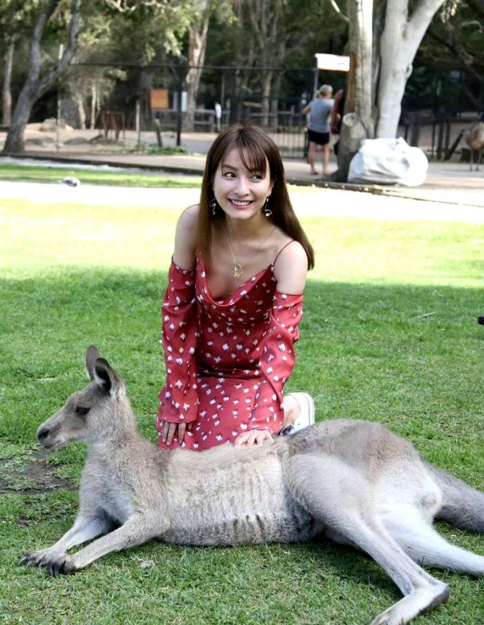 湖南卫视主持人 #吴昕 露点写真 - 图片