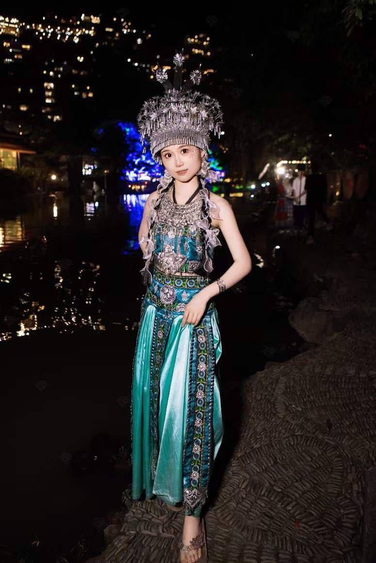 民族风格小姐姐，看着温文儒雅，背后却骚的不行，和榜一大哥偷偷来酒店开房，看着大哥又大又粗的大鸡巴，一脸淫荡的吃了上去，大哥爽笑了，抱美少女抱起来猛艹，淫水流出来了 - 图片
