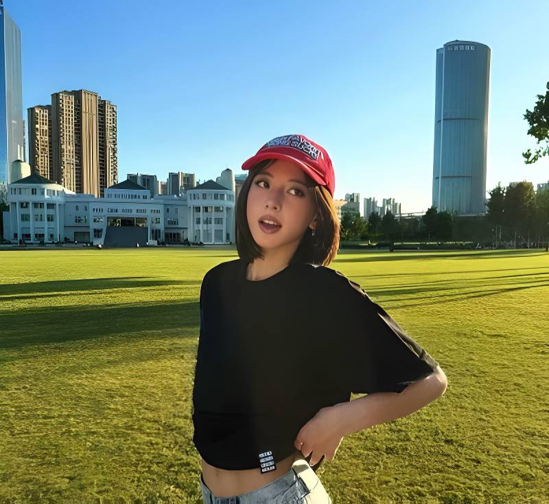 抖音反差博主ray，甜妹脸+白衬衫白裤清纯圈粉，公开账号干净到不行。 生日后无缝新欢，IG直接跟王思聪互关，瞬间引爆热议。 结果连续实战视频被扒出，口交骑乘全过程清晰可见，镜头前后反差直接拉满！ - 图片
