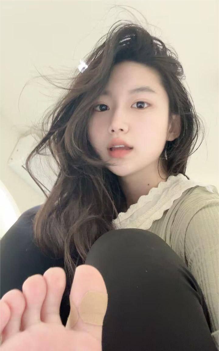 白嫩甜美清纯高颜值校花白丝高中生小萝莉，淫娃寂寞发春在宿舍漏连自拍吐舌头卖萌诱惑，回家也是在不同的床上自拍卖萌秀玉足极致色诱