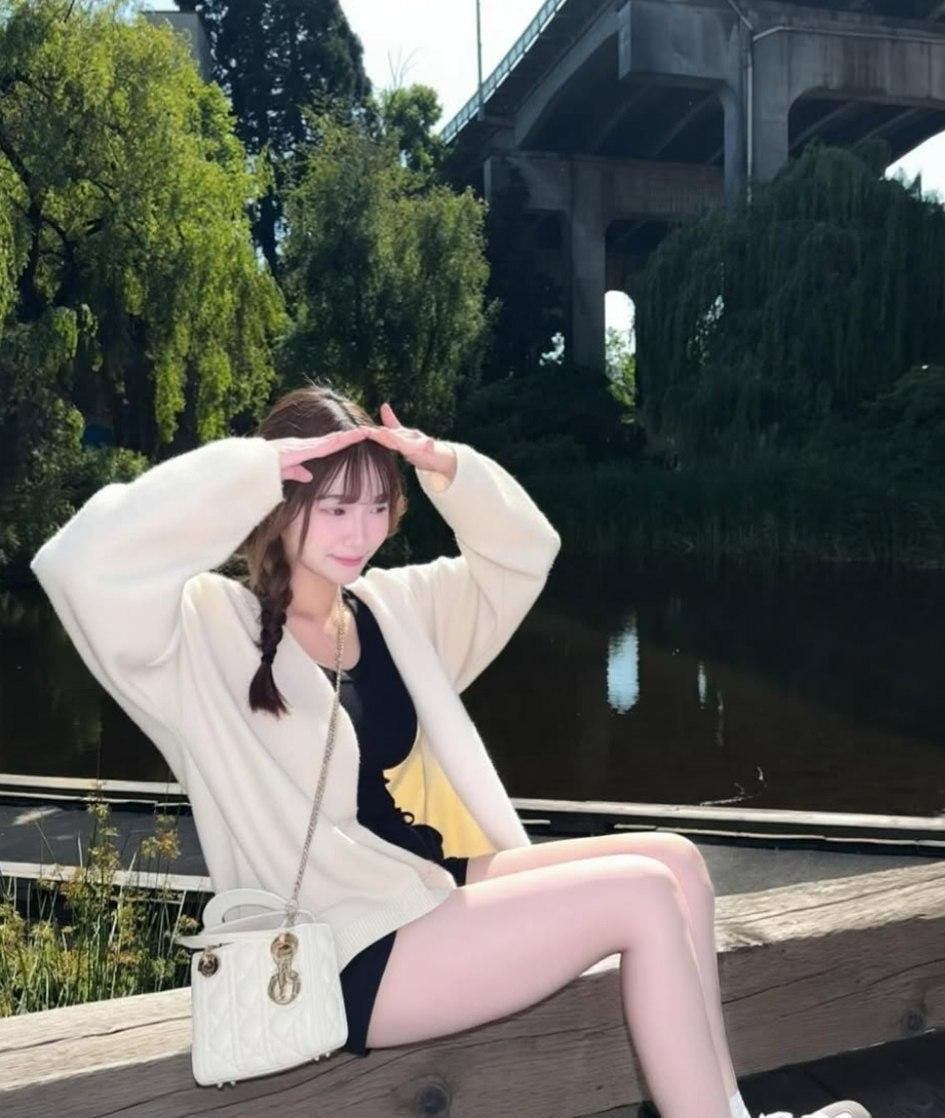 9.7万粉丝高颜值巨乳美妆博主与男友自拍做爱视频 骚逼和屁眼一览无余！