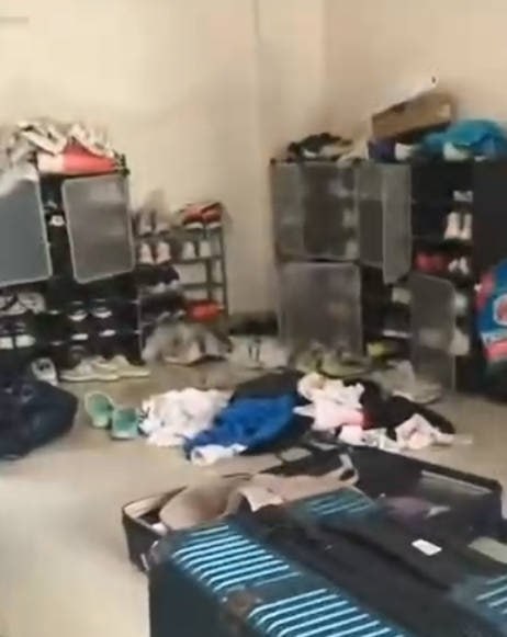 抖音网红田狗灿一去运动员宿舍 拿行李箱偷袜子内裤被抓到了 地上全是衣服真的绝了！ - 图片
