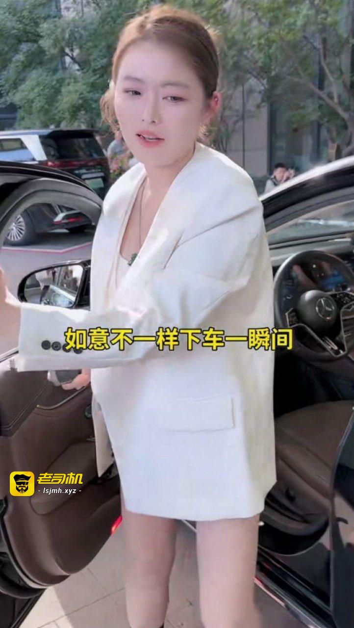 快手430万粉网红 如意 线下陪大哥开房激战 正嗨时被大哥老婆突袭抓包 现场开门暴打 现场视频独家曝光！ - 图片