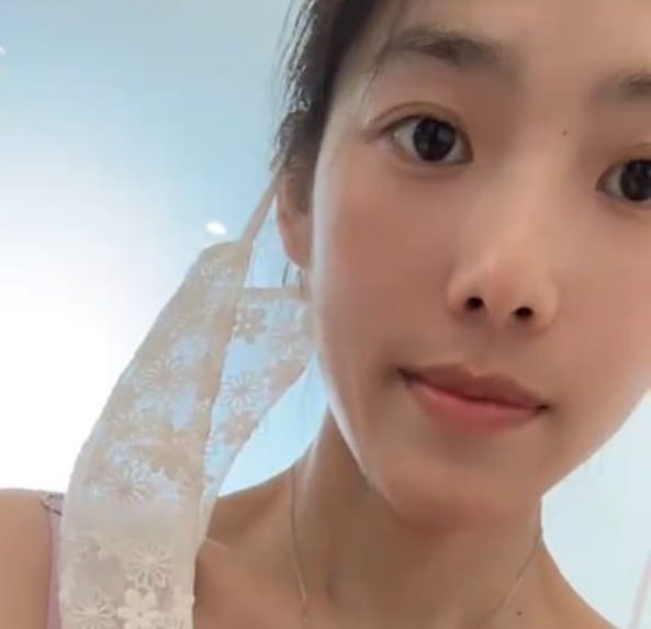 B站UP主 小姨2号 经典之作 全裸趴床直播聊天 咬唇揉奶秀身材 - 图片