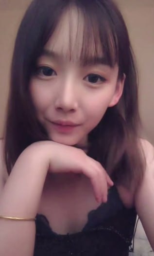 气质颜值款学妹下海直播，每晚都在求大哥守护大眼睛会说话魅惑你！