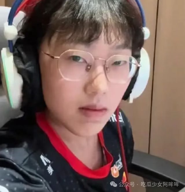 女版Faker“小莎”拒穿T1战袍“吓人”，女版Scout黑丝热舞引争议：模仿电竞明星，流量密码or形象杀手？ - 图片