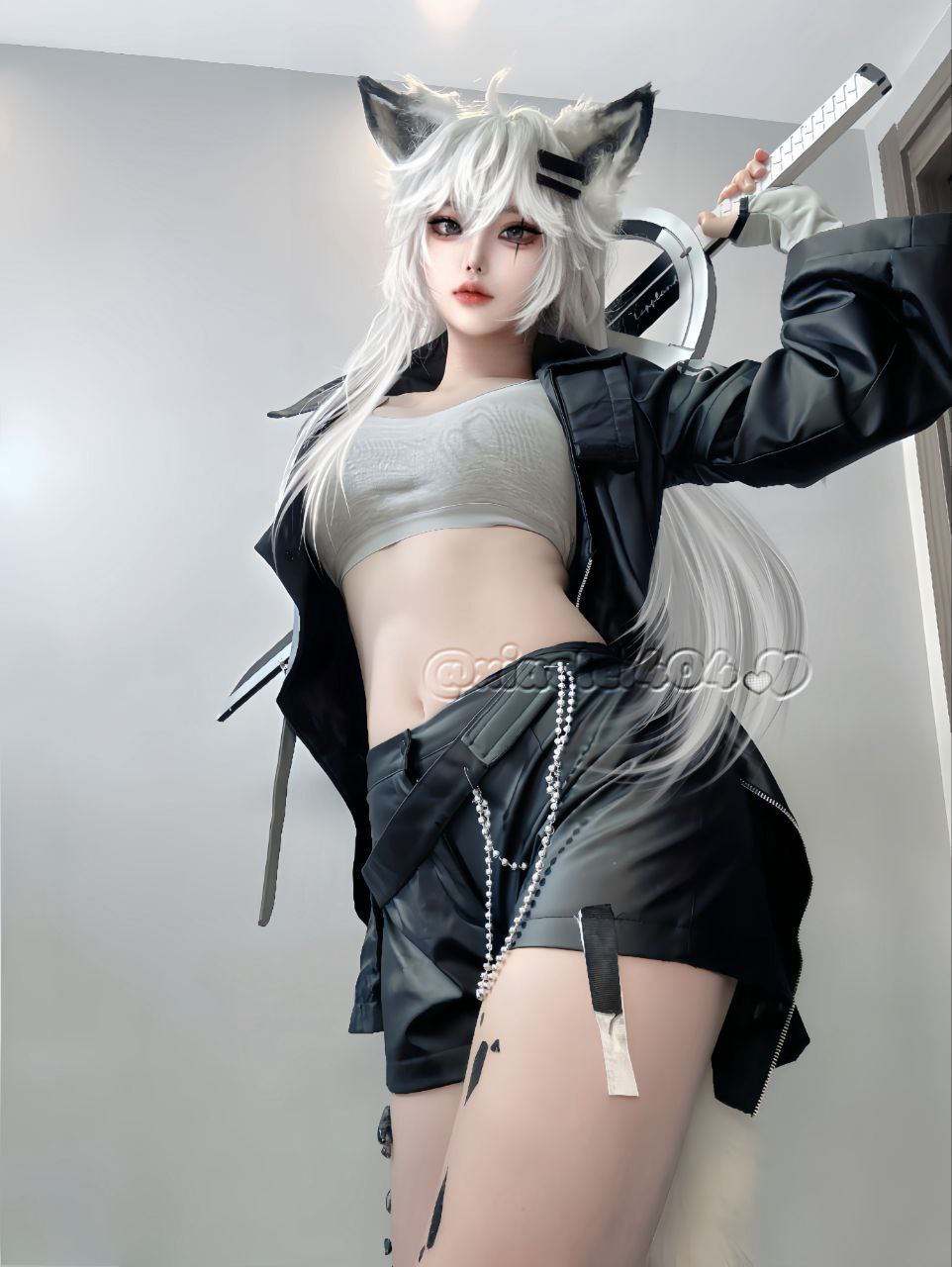 推特网红 希尔薇（xiaolei404）这cosplay出的很带劲啊😚😚 白虎一线天骚逼 嫩的出水 可惜了 视频比较短