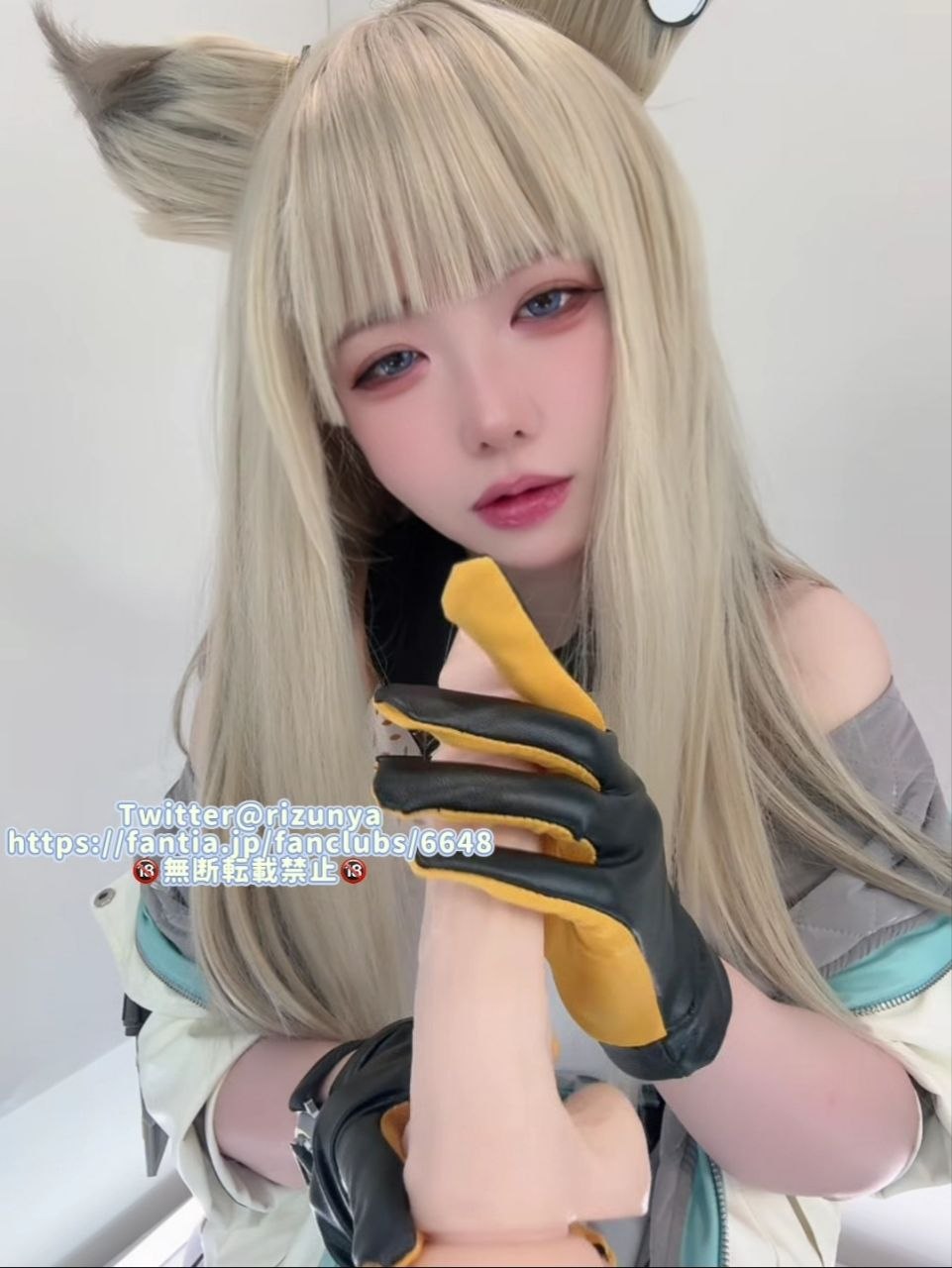 扮演兔娘cos，表情非常骚，给人一种经验丰富两分钟就要射的那种 - 图片