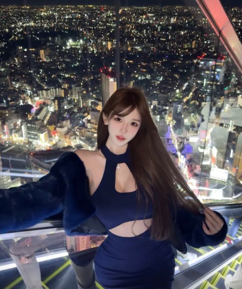 抖音80万粉网红 aehskdhmg 可爱少女早年黄播起家 大尺度自慰福利流出 道具猛插粉嫩骚穴 娇喘连连 - 图片