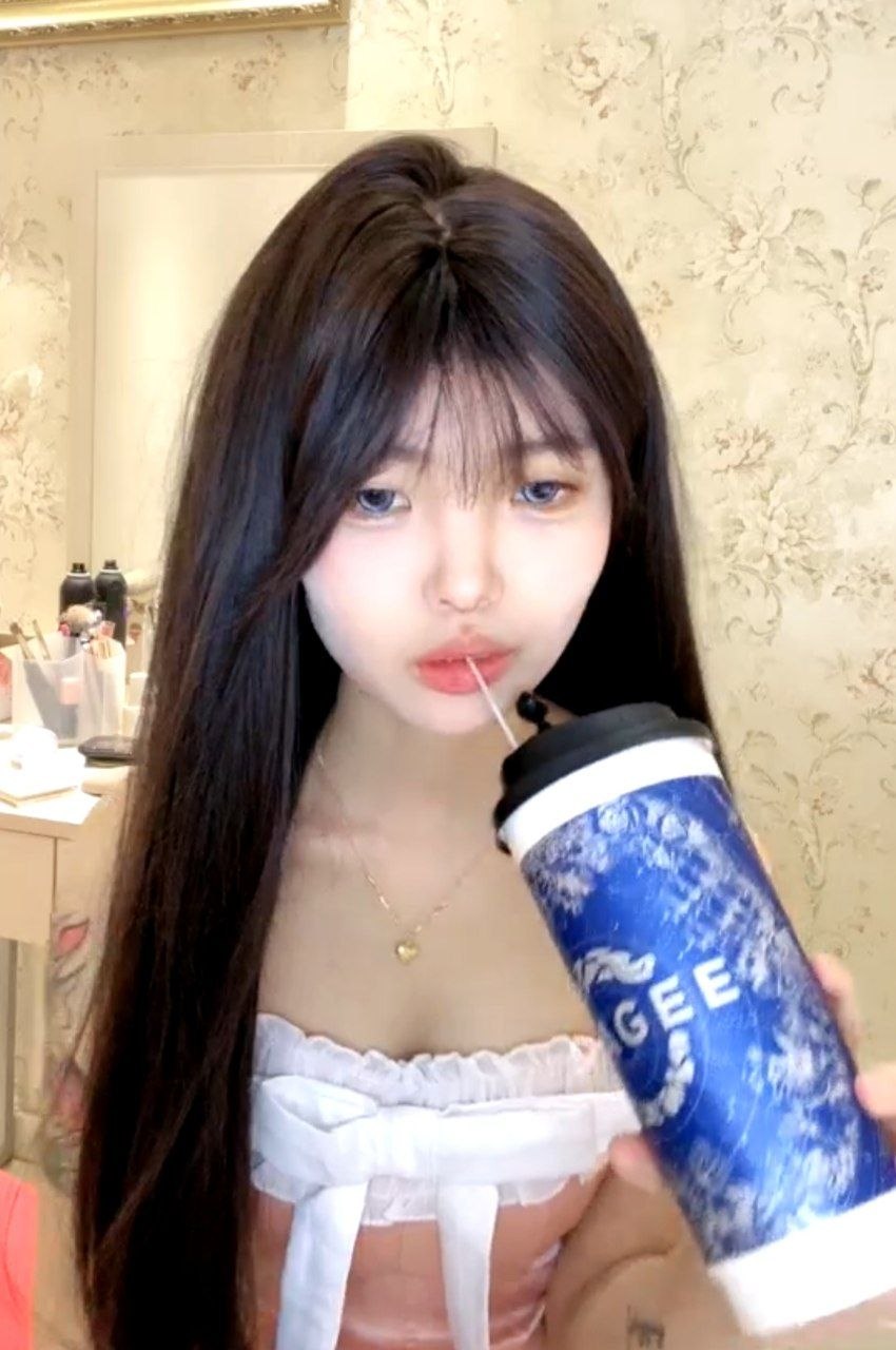 纹身精神小妹直播 又是不脱的骚货 好想灌精给她喝