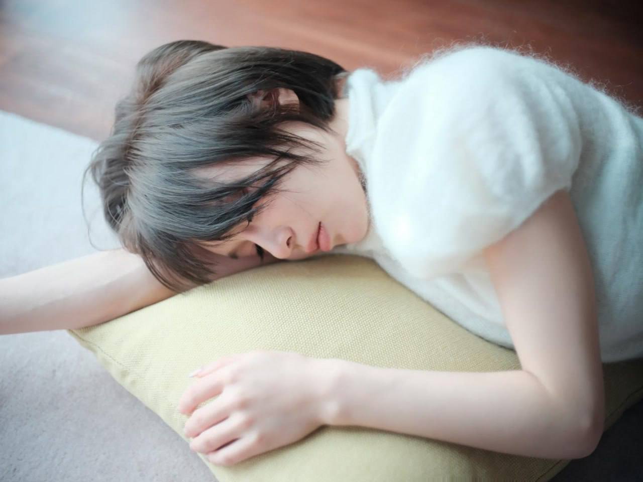 #知一 喜爱jk的极品白虎巨乳美少女，平时没事就喜欢拍点性感裸体小视频造福广大狼友，称她为在世女菩萨一点都不过分 - 图片