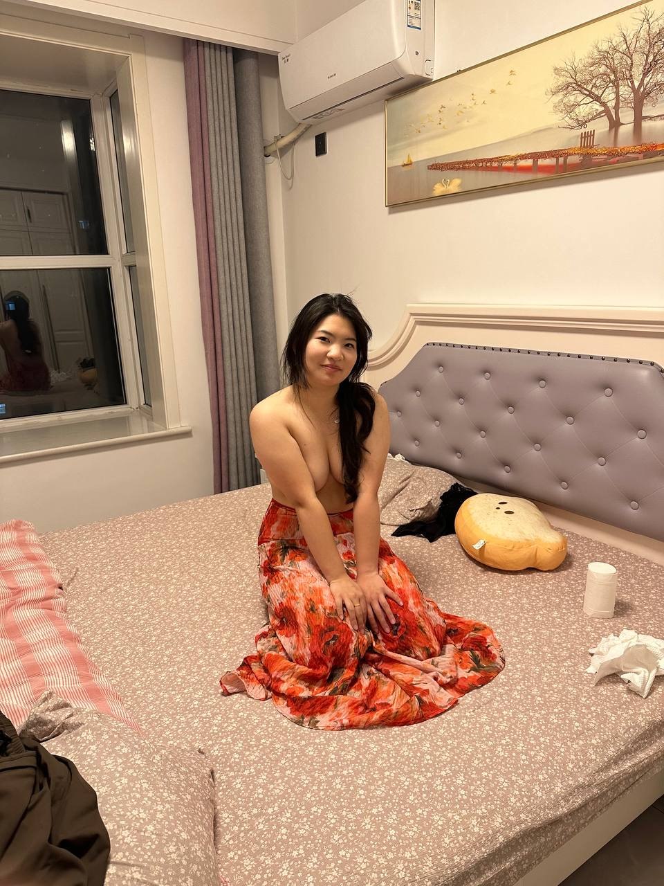 原档无水印巨乳肥臀极品反差大学生白天出去玩晚上酒店调教丝袜制服各种姿势抽插原相机露脸 - 图片